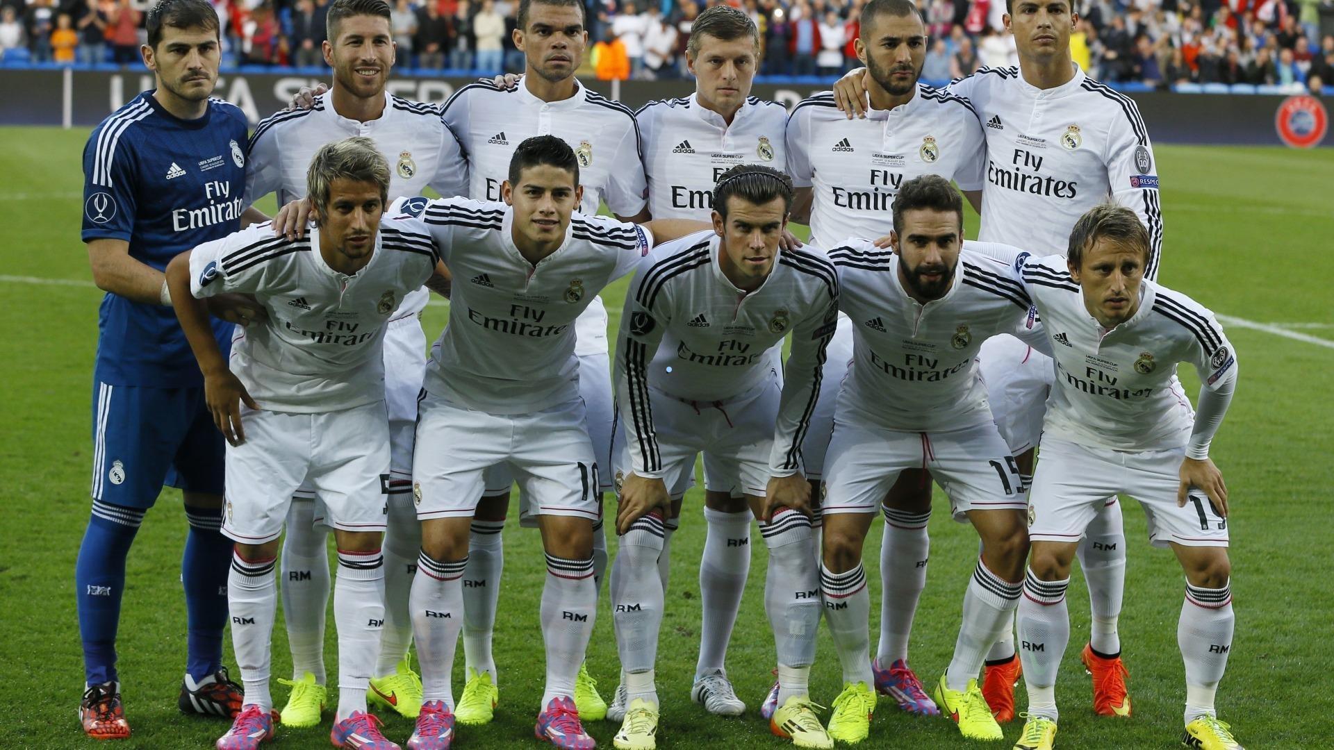 本泽马帽子戏法助球队告捷，赛后展示比赛用球与最佳球员奖杯庆祝辉煌