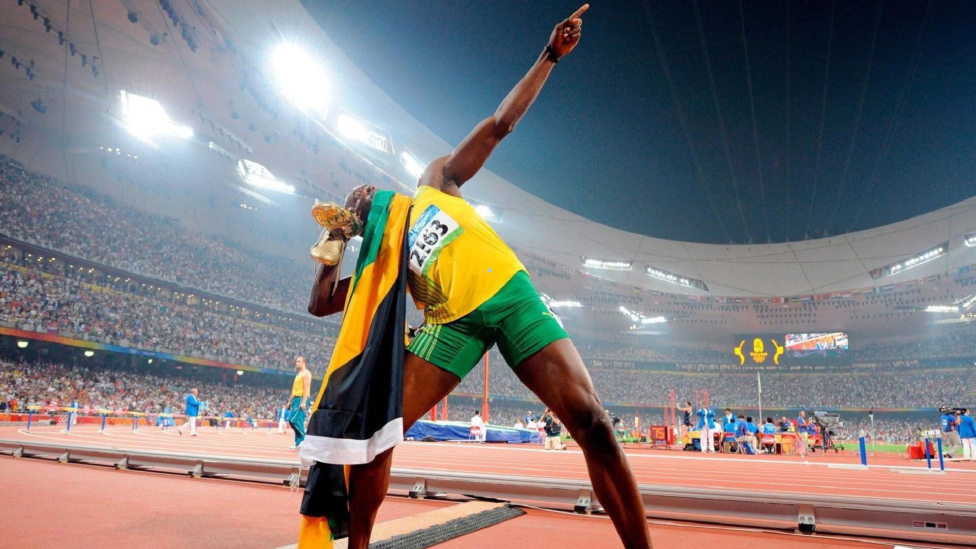 本泽马帽子戏法助球队告捷，赛后展示比赛用球与最佳球员奖杯庆祝辉煌